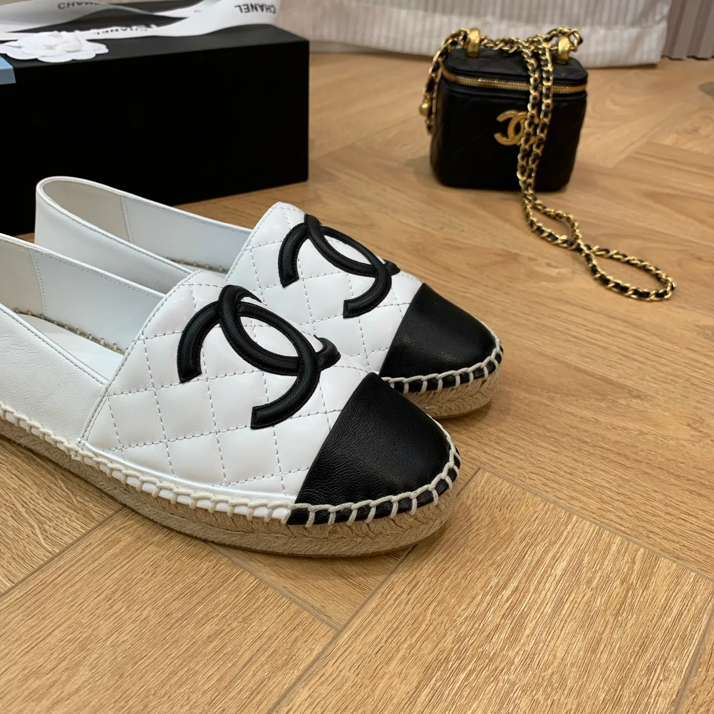 👟👟Ex-factory price 480👟👟 👑New colors are coming ✌️The new version of Chanel fisherman shoes is coming❗️Delivered in a complete set of top-notch packaging. The quality of my fisherman shoes has not been introduced much, everyone who has tried it knows it! The original customized upper, and my outsole is the original translucent outsole, the opaque outsole is the wrong version, full set of authentic packaging ❗️ size: 35-40, running price